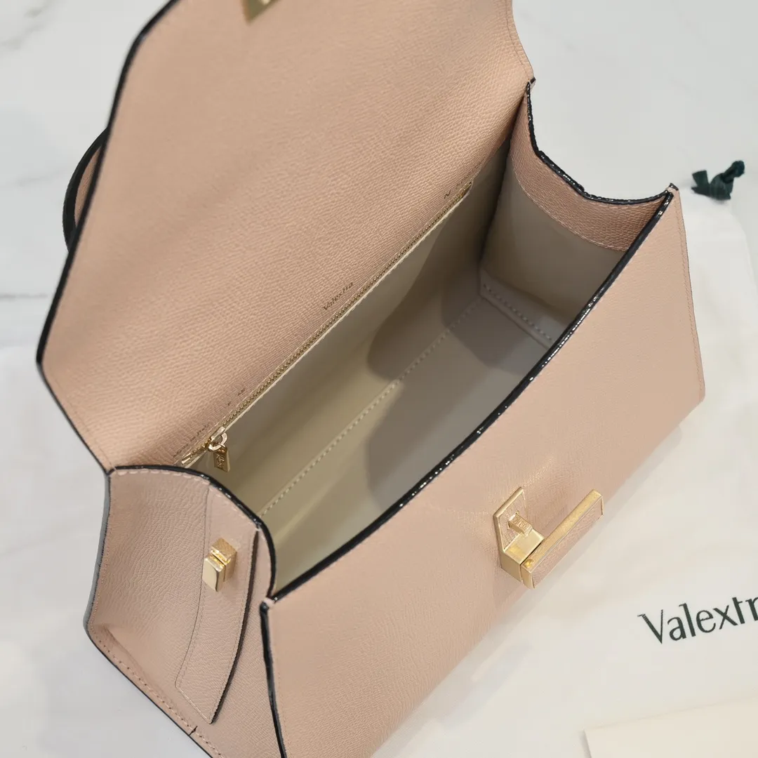 Valextra, the name of Italy's beloved horse, Iside is Val. One of extra's most iconic designs. There is no obvious logo, but the simple collective line design is very recognizable, full of architectural art, and shows a capable and intellectual style. It is made of imported palm-print lining cowhide, with up to five stitches of handwork, and the shiny oil edges test the skill of the craftsman. Large size: 26cm model 6627#